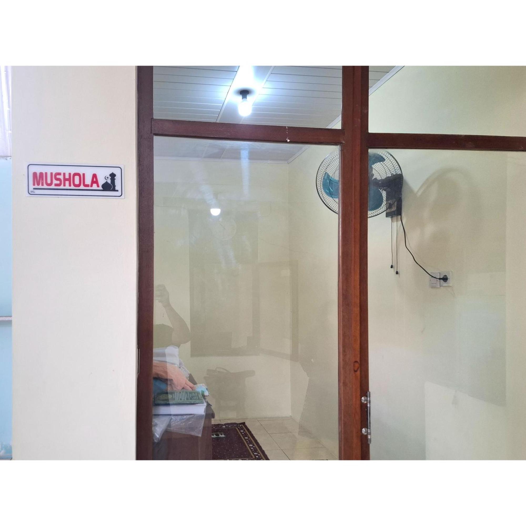 Reddoorz Near Alun Alun Jepara Kesembu Exterior foto